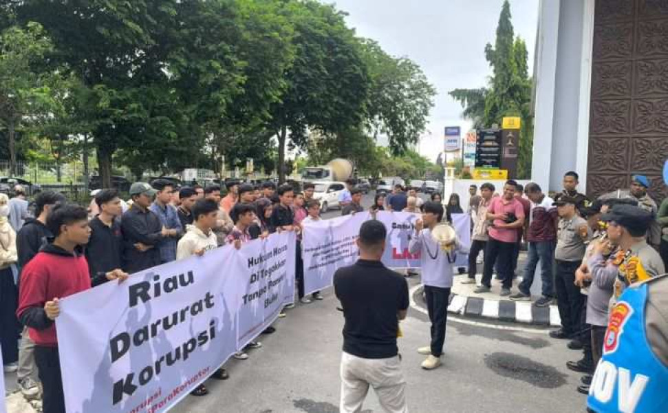 Kejati Riau Digeruduk Puluhan Mahasiswa, Desak Selidiki Dugaan Korupsi SPPD Fiktif di DPRD Provinsi Riau 