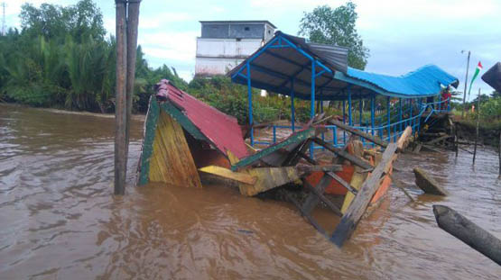 Bangunan Dermaga Kantor Camat Pelangir Roboh Diterjang Angin Kencang 