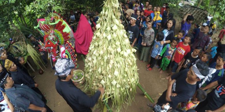 Uniknya Tradisi Gelar Pitu, Kupat Gunggungan Jadi Rebutan