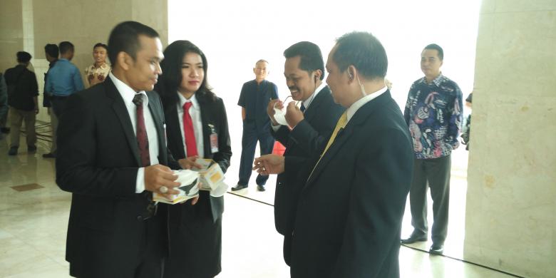 Pimpinan DPR Gunakan Masker dalam Rapat Paripurna 