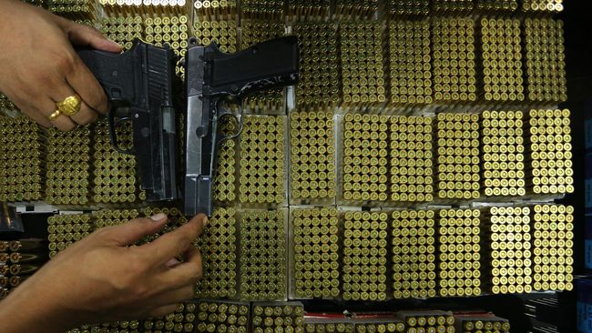 Warga Venezuela Tukarkan Senjata dengan Alat Rumah Tangga 