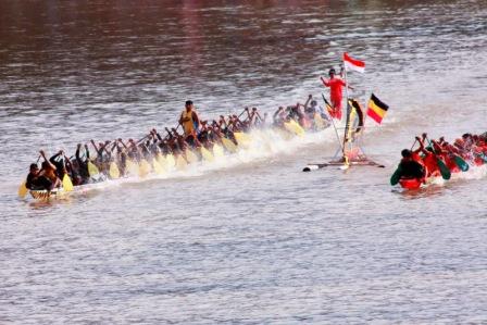 Pusat Bantu Riau Promosikan Pacu Jalur Teluk Kuantan