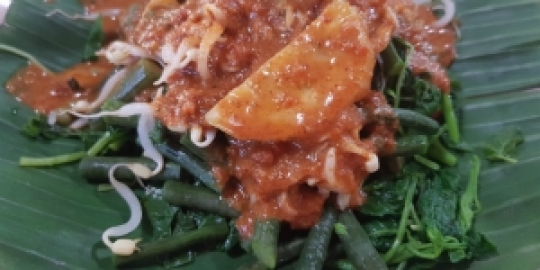 Gurihnya Pecel Semanggi Langka Khas Kendal, Penasaran Mencoba?