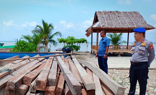 Polair Polres Bengkalis Amankan Puluhan Tual Balok Kayu Diduga Ilog