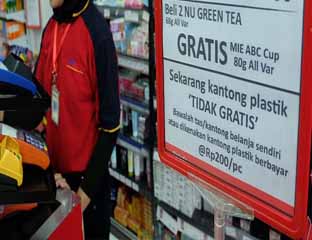 Meski Dilarang, Masih Ada Ritel di Pekanbaru Pungut Uang Plastik