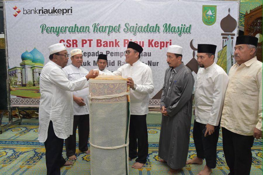 Mesjid Raya Annur Provinsi Riau Terima 2.500 M2 Karpet Sajadah CSR Bank Riau Kepri 