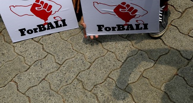 Ratusan Warga Blokir Jalan di Depan Polda Bali