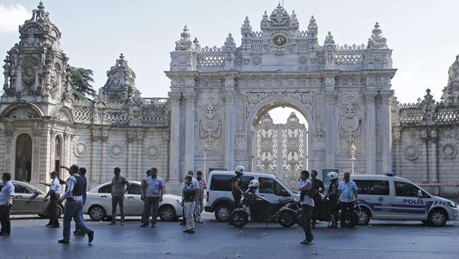 Istana Istanbul Diserang Kelompok Bersenjata 