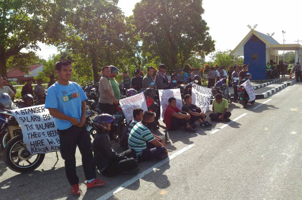 Kontrak Diputus, Puluhan eks Karyawan ABB Demo di Depan Gerbang PT. CPI Duri