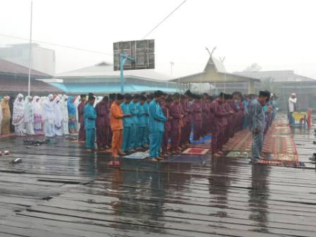 Hujan Lebat Turun Saat Siswa SMAN 1 Tanah Merah Shalat Istisqa