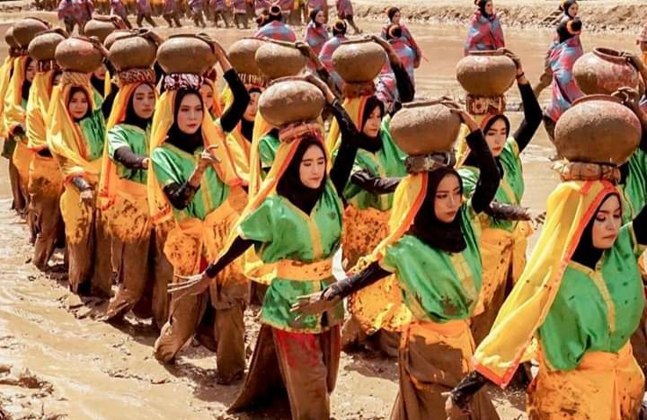 Kenalkan, Ini Tari Lumpur dari Sumbawa 
