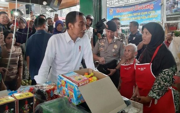 Beli Beras di Cilacap, Jokowi Tolak Kembalian Rp65 Ribu