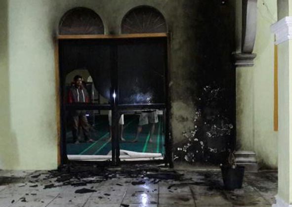 Gubri, Kapolda dan Bupati Bengkalis Tinjau Masjid Dirusak dan Coba Dibakar