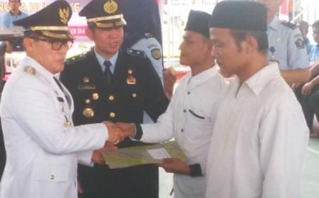 Walikota Dumai Serahkan Remisi Bebas Bagi Dua Napi