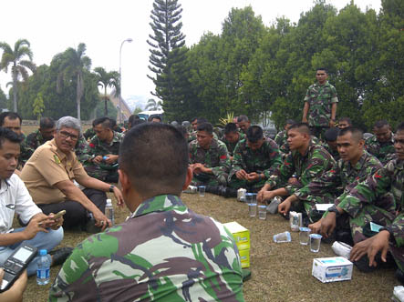Padamkan Api, Bupati Kuansing Sambut Kedatangan Personel Kostrad