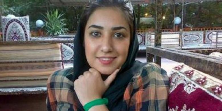 Bersalaman dengan Pria, Wanita Iran Diganjar Hukuman Tambahan