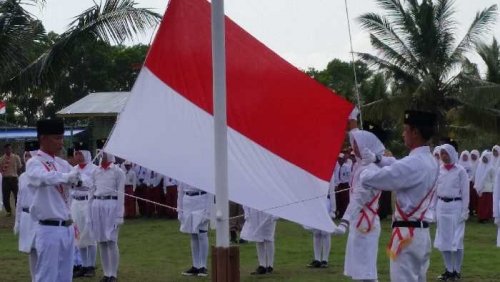 Detik-detik Pengibaran Bendera Merah Putih di Pesisir Negeri Seribu Parit