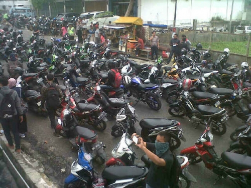 Usai Segel Kantor PT Arara Abadi, Massa KAMMI Blokir Jalan Teuku Umar, Bakar Produk-produk Sinar Mas 
