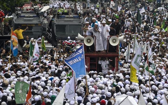 Protes Anti-Ahok: Dari Pengajian Hingga Facebook