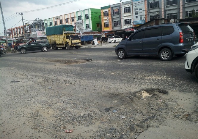 Warga Keluhkan Jalan Berlubang di Kecamatan Tampan, Pekanbaru 