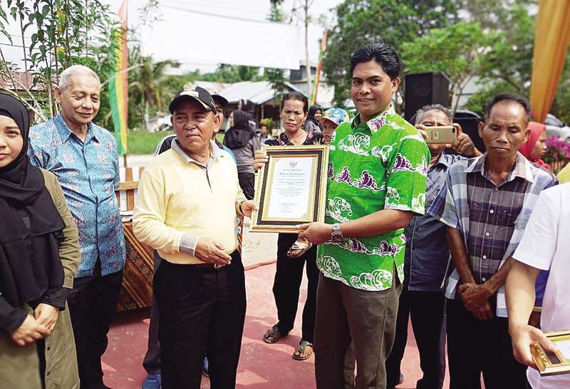 Bupati Serahkan Penghargaan ke RAPP dalam Bidang Kesehatan