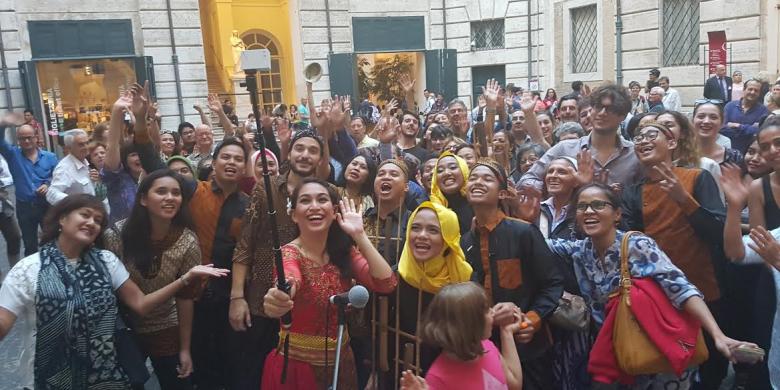 Serunya Hari Batik di Kota Roma, Angklung Pun Tampil di Palazzo Braschi