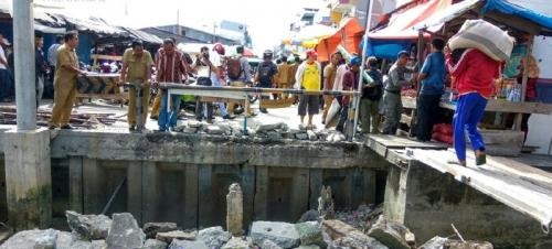 Warga Selatpanjang Barat Swadaya Bangun Jembatan Juling yang Rusak Parah