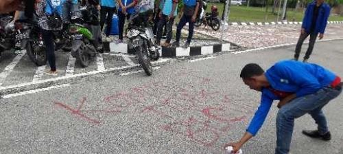 Usai Lakukan Aksi Ratusan Mahasiswa Sempat Membakar Ban dan Mencoret Jalan di Gedung DPRD Kota Dumai