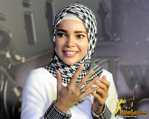 Siapa Sangka Si Cantik Dewi Sandra Sering Make Up Sendiri