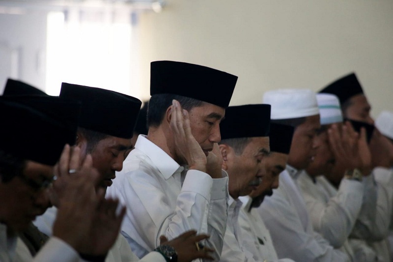 Presiden Jokowi Salat Minta Hujan di Riau 