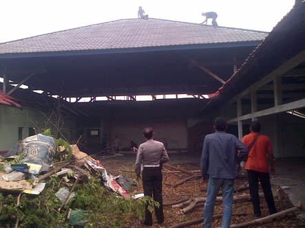 Heboh, Seorang Pria Coba Bunuh Diri Panjat Atap Rumah di Jalan Riau, Pekanbaru 