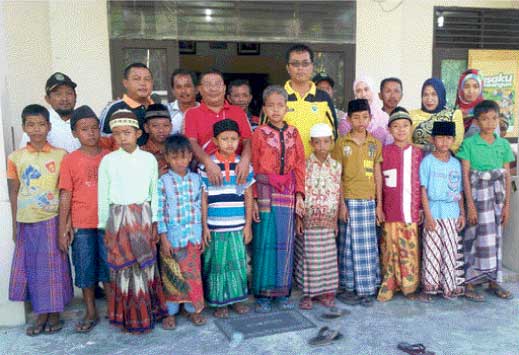 Selain Sunat Gratis, Juga Diberi Uang dan Kain Sarung 