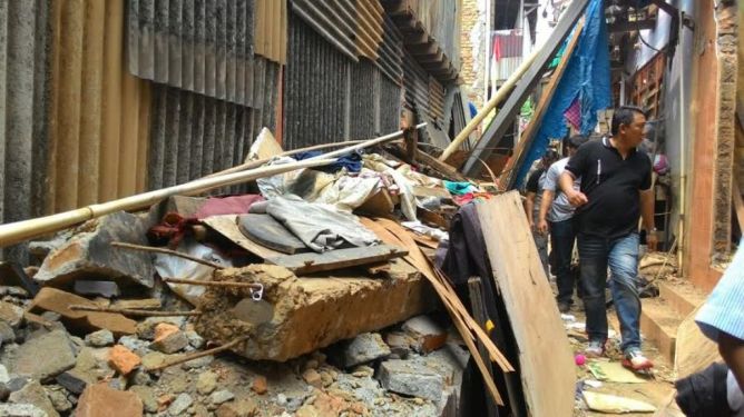 Alat Berat Datang, Pembongkaran Rumah di Kampung Pulo Dilanjutkan
