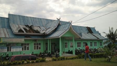 Hitungan Detik, Angin Puting Beliung Rusak Gedung SMKN 1 Rambah, Rohul 
