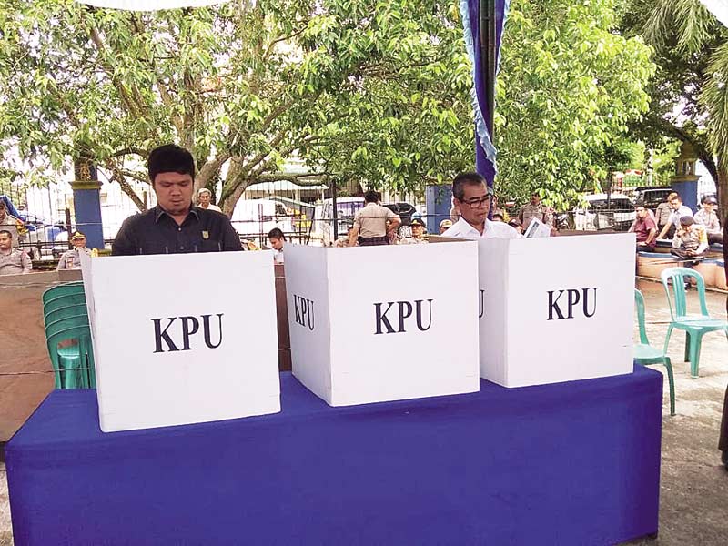 Bupati dan Ketua DPRD Coblos Surat Suara 