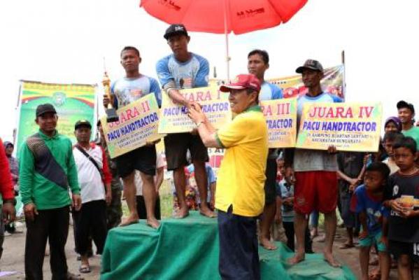 Lomba Pacu Handtractor di Siak, Sidiq Bawa Pulang Piala Bergilir