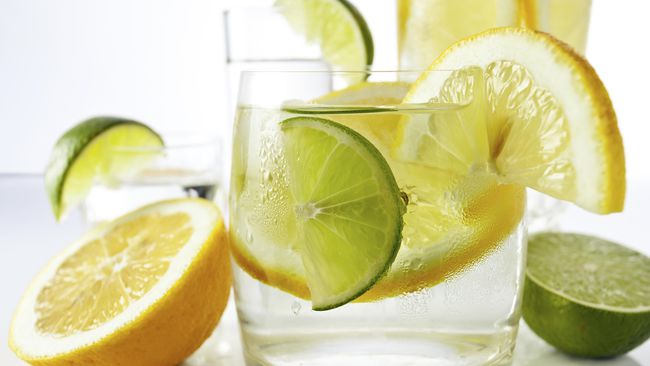 Ada Jutaan Bakteri di Satu Iris Lemon dalam Minuman 