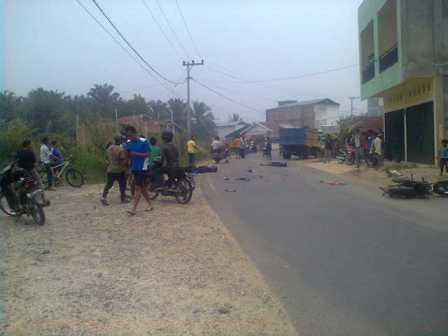 Tabrak Dump Truk, Dua Pengendara Verza di Rohul Tewas di Tempat 