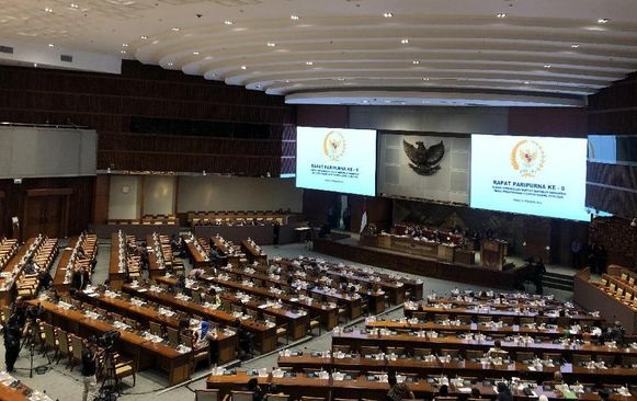 Rapat Paripurna DPR Diwarnai Kursi Kosong dan Molor 