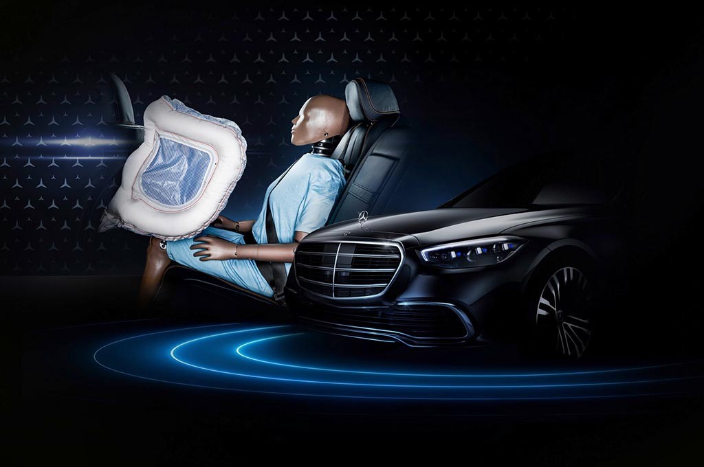 Airbag Penumpang Belakang Mercedes-Benz, Perdana di Dunia