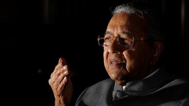 Spanduk Desak Mahathir Mundur Terbentang di Malaysia