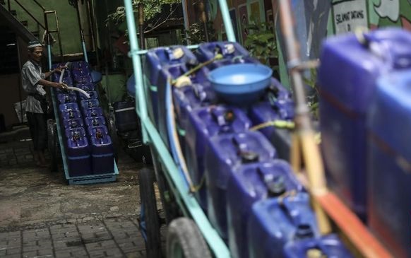 Kisah Sujadi dan Potret Krisis Air Bersih di Ibu Kota
