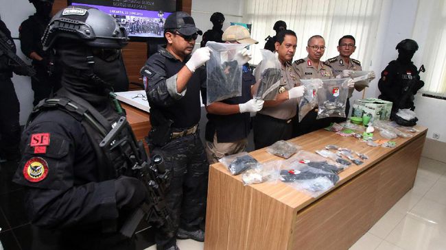 Polisi Uji Labfor Bendera ISIS untuk Dapatkan Sidik Jari 