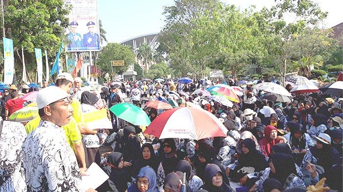 BREAKING NEWS: Guru Sertifikasi Tuntut Bisa Bertemu Walikota Pekanbaru Hari Ini 