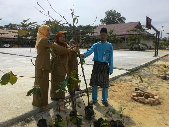 UPTD KP Mandau Serahkan Bantuan Bibit Tanaman ke Sekolah Adiwiyata di Duri