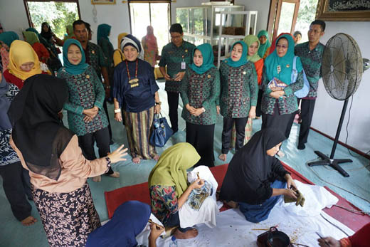 Ketua Dekranasda Kuansing Belajar Pengembangan Batik ke Pelalawan 