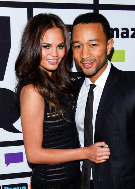 Chrissy Teigen Akui Stres Tiap Ditanya Kapan Hamil