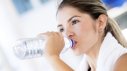 Kurang Minum dan Kebanyakan Minum Saat Lari Sama Bahayanya 