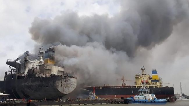 Kapal Tanker di Belawan Medan Terbakar, Asap Pekat Membumbung 