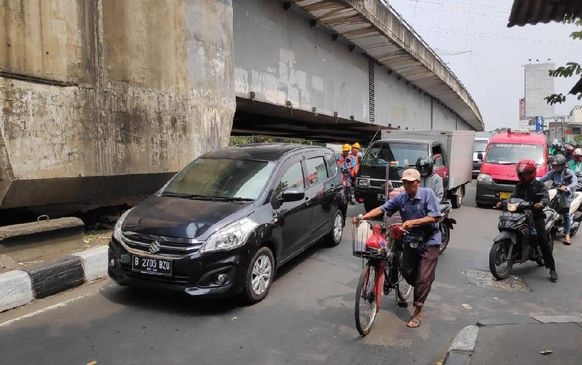 Misteri Pelemparan Plastik Isi Tinja di Flyover Roxy